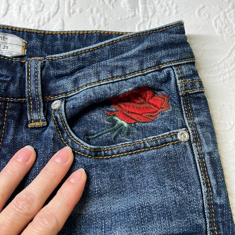 ⭐️Free People four season red rose embroidered jeans size 25 - Picture 5 of 12